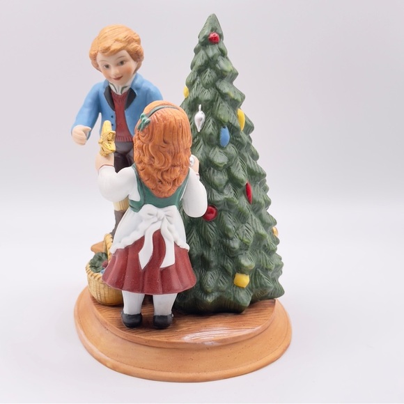 Avon Christmas Memories Series 1982 Porcelain Figurine Second Edition NIB - Picture 12 of 13